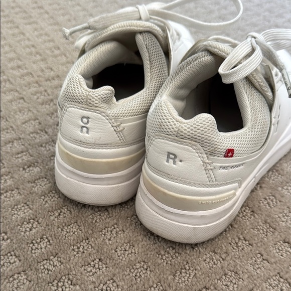 On Running Classic White Sneakers the Roger - Picture 3 of 5